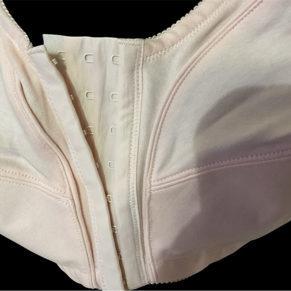 42DDD COMFORT CHOICE BRA, 8 HOOK FRONT CLOSURE NO WIRES - Picture 3 of 4